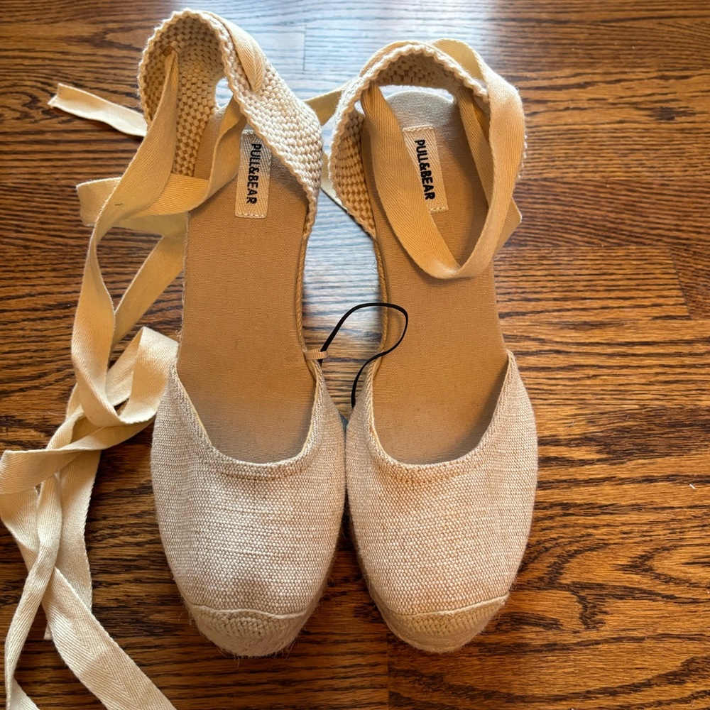 Pull&Bear tan lace up wedges